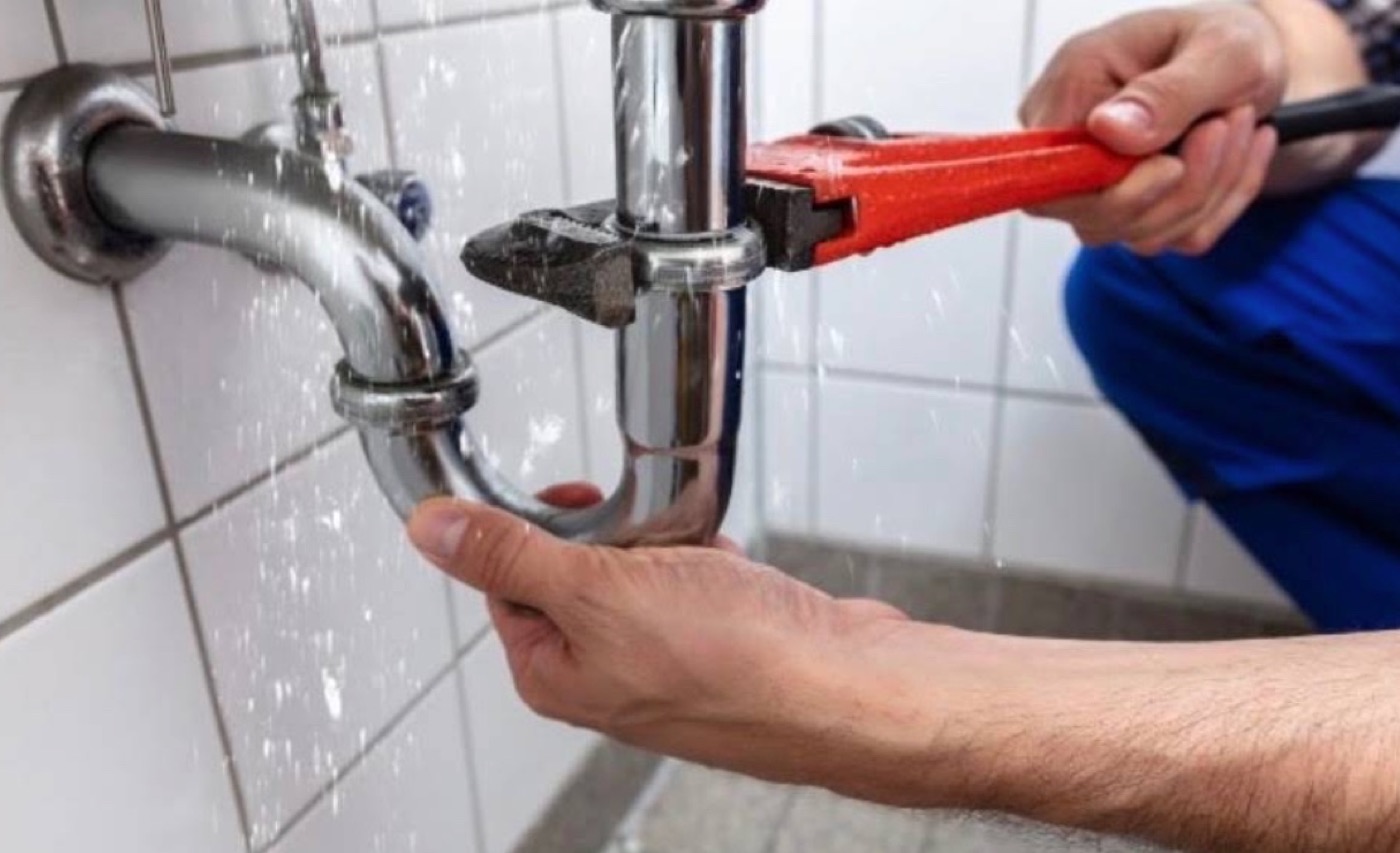 Naprawa przeciekającego syfonu przez hydraulika