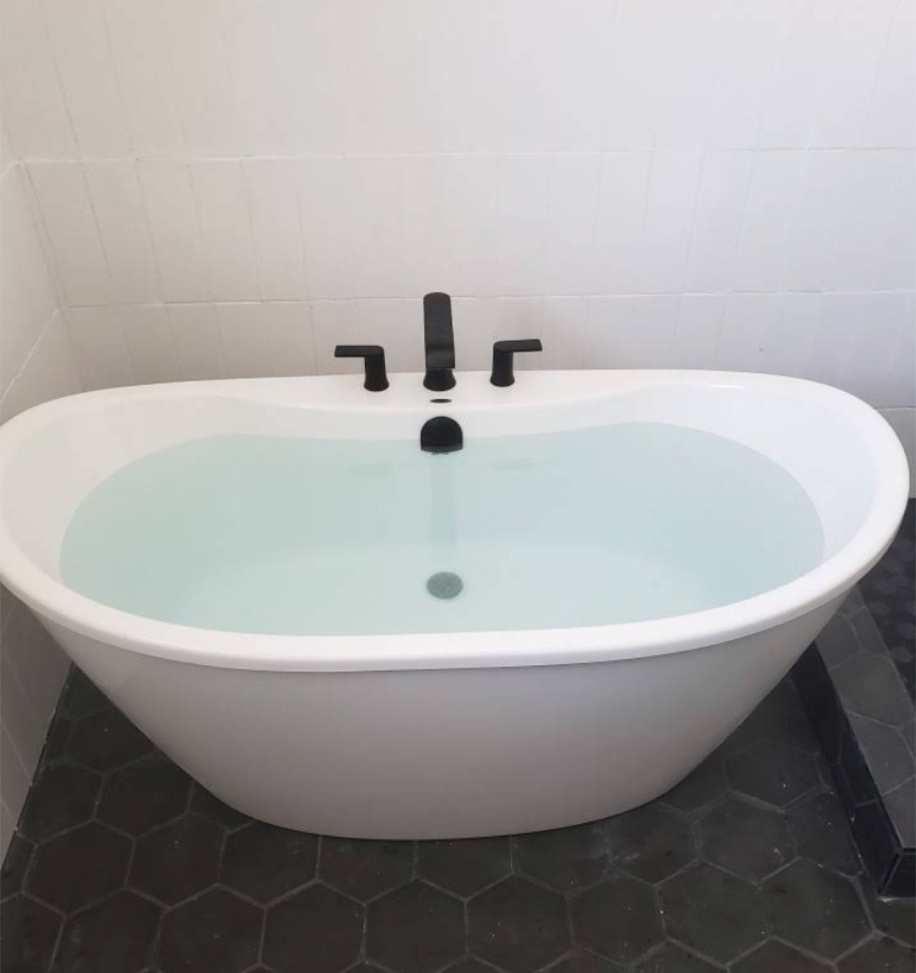 Wanna i armatura po wykonaniu instalacji hydraulicznej